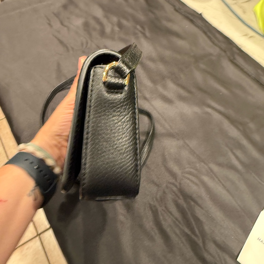 Marc Jacobs Black Groove Leather Mini Bag Crossbody with Gold Hardware - Picture 15 of 16